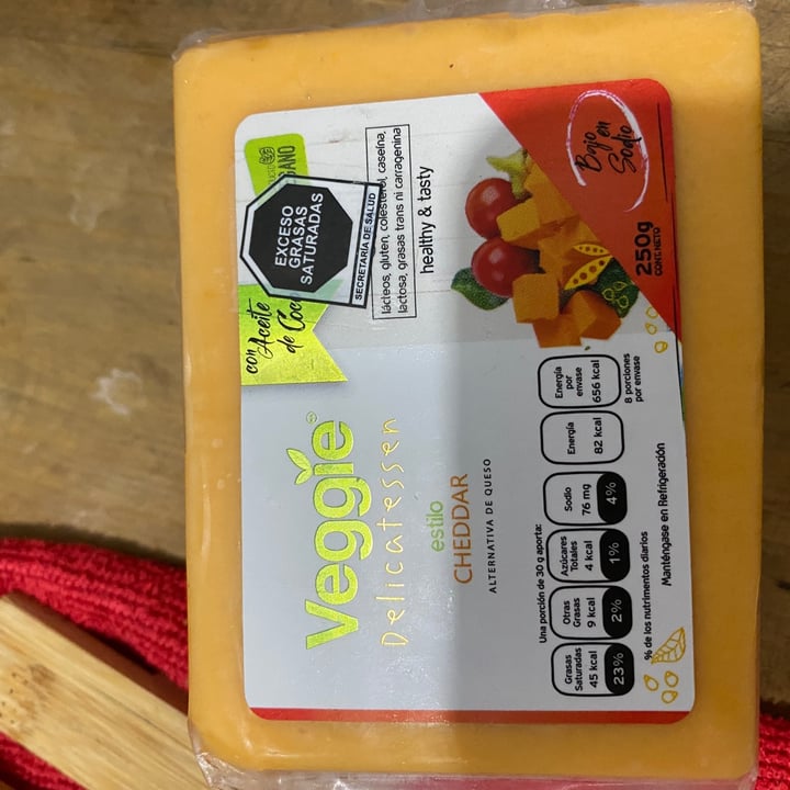 photo of Veggie Delicatessen Alternativa de queso estilo cheddar shared by @carolinasternenstaub on  19 Jun 2021 - review
