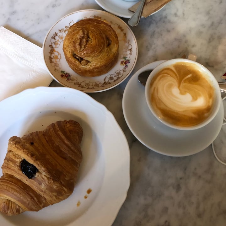 review photo of Gelsomina Brioche vegana con farina integrale e confettura ai frutti di bosco shared by @alicemonzani on 28 Oct 2021 - review