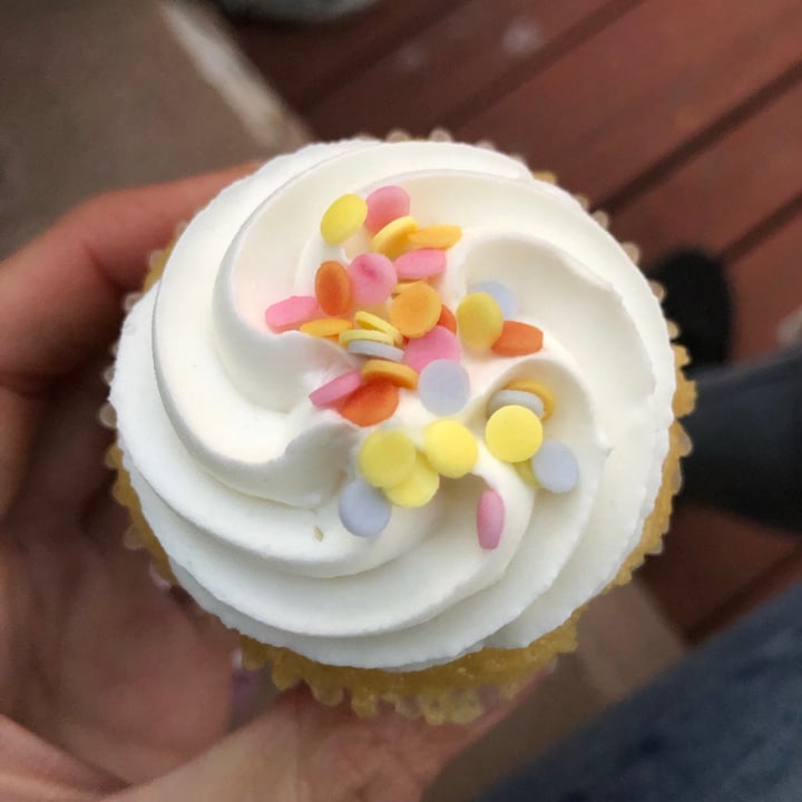 photo of Trader Joe's Vegan Vanilla Cupcakes shared by @thoseannoyingvegans on  27 Feb 2021 - review