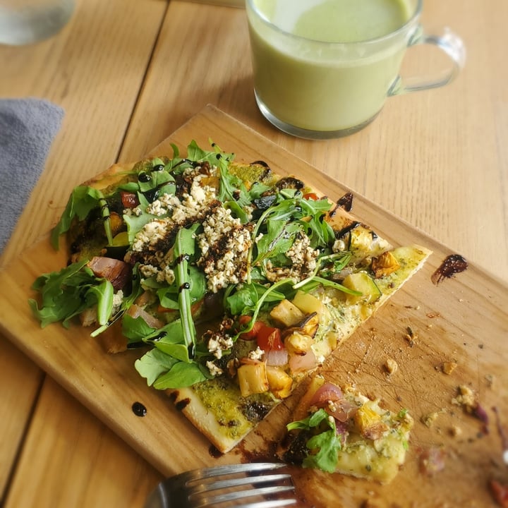 photo of Kind Cafe Pesto flatbread pizza shared by @nicolewatson on  22 Aug 2022 - review