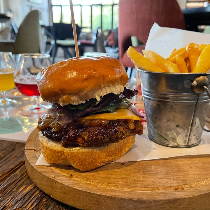 review photo of Hey Joe Brewing Company Vegan Cheeseburger shared by @eugenevdw89 on 01 Aug 2022 - review