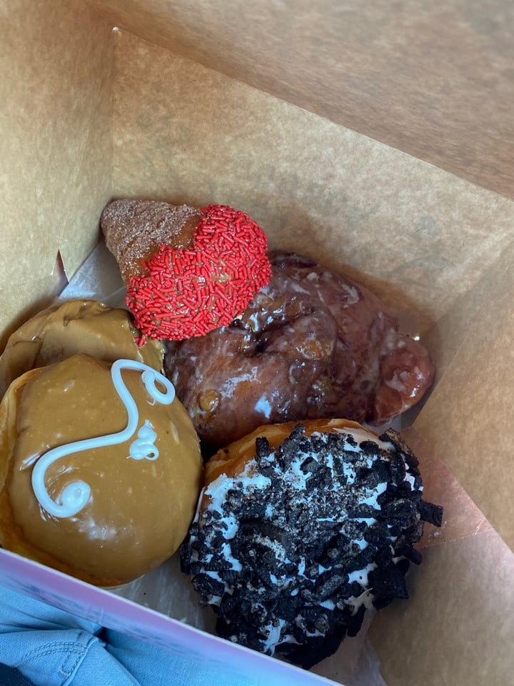 photo of Voodoo Doughnut Mile High Assorted Vegan Doughnut Box shared by @kvalenzuela on  28 Jan 2020 - review