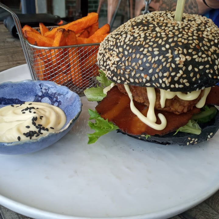 photo of Valeo Wholefoods Cafe Mac daddy burger shared by @fruitfulfig on  08 Dec 2020 - review