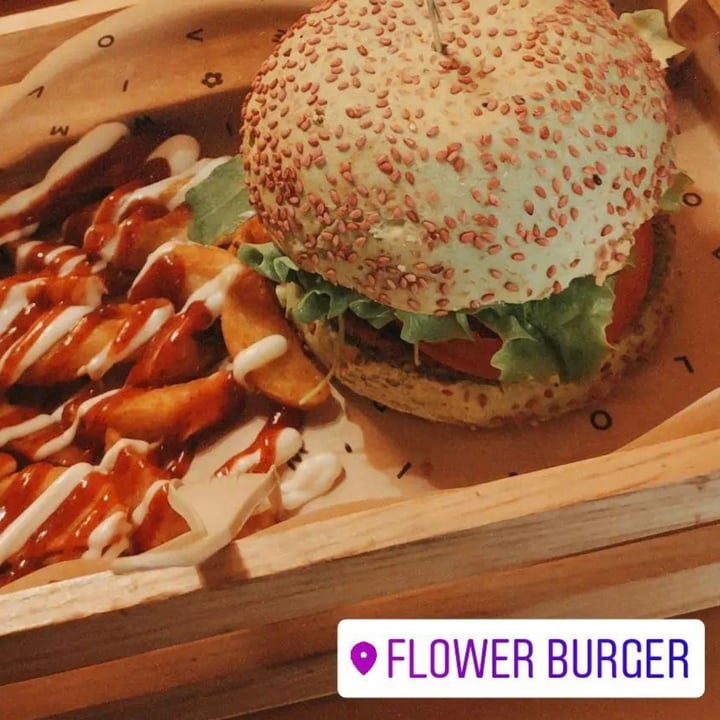 photo of Flower Burger Elf burger shared by @verdeminimalista on  19 Apr 2022 - review