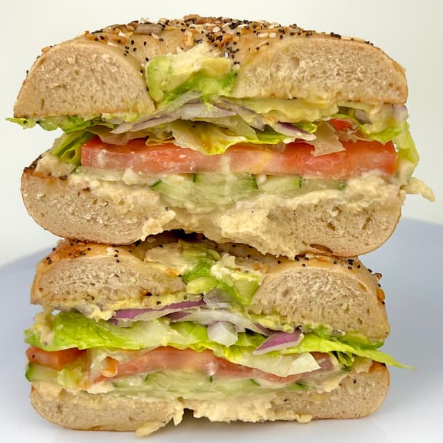 Foto do prato “Hummus Bagel Sandwich”