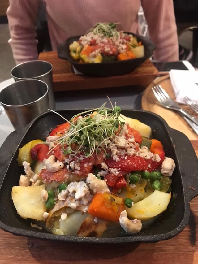 Photo of the dish “Cazuela de vegetales al vapor con crema vegana de castañas y coco”