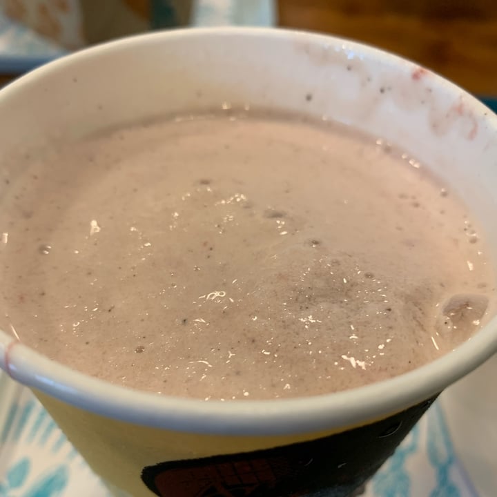 photo of Amy's Drive Thru Non-dairy Strawberry Milkshake shared by @veghui on  16 Oct 2021 - review