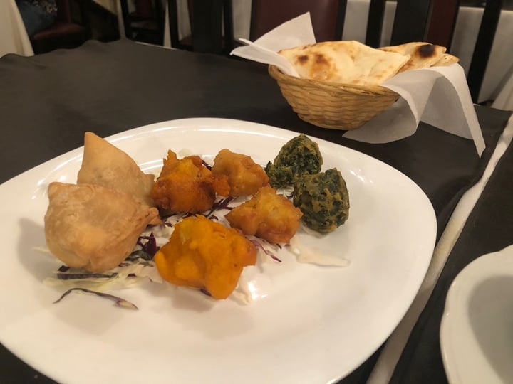 photo of Delhi Masala Curry De Vegetales, Lentejas Con Especias, Papas Con Tomate, Samosas De Verdura shared by @fersoria on  19 Jan 2020 - review