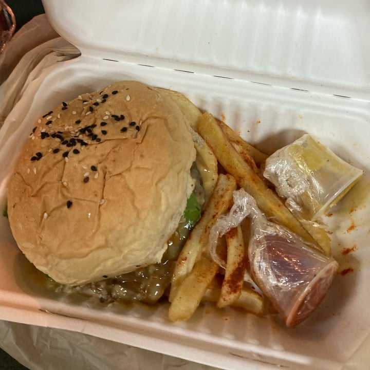 review photo of Vegamo Hamburguesa Borracha shared by @veganskater on 26 Apr 2022 - review