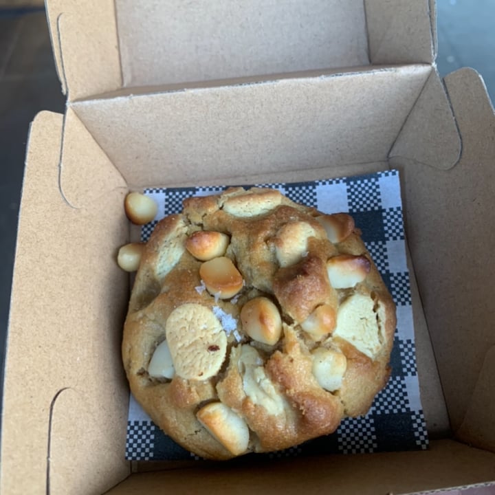 photo of Sable Chunky White Choc Macadamia Cookie shared by @alxvgnmelb on  17 Dec 2021 - review