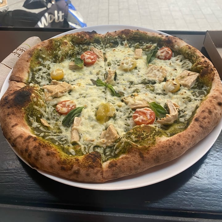 review photo of Vegan Love Downtown Chicken Pesto Pizza shared by @natyfelix on 26 Apr 2022 - review
