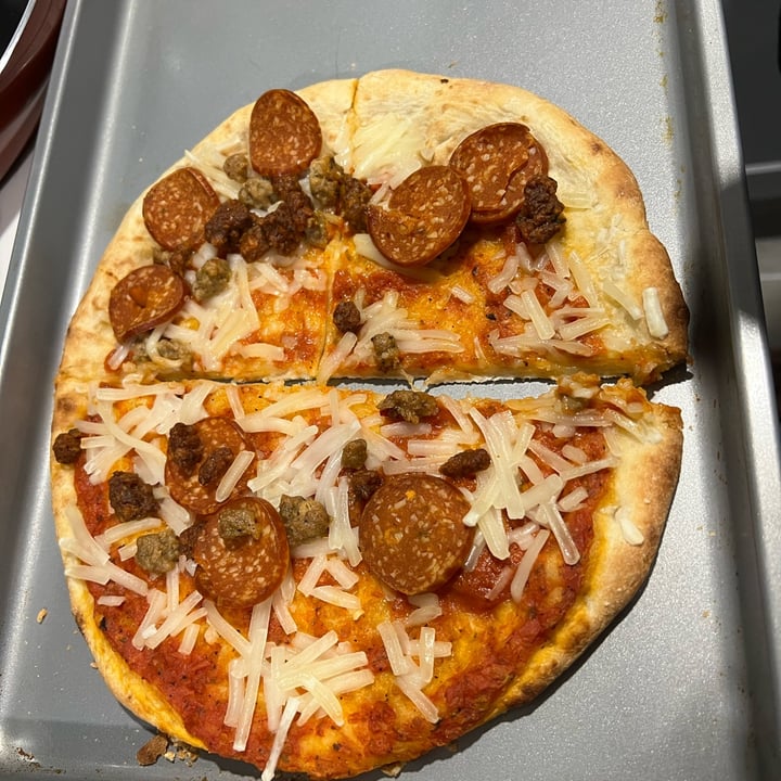 review photo of Trader Joe's Vegan meatless meat eaters pizza shared by @priyalicious on 03 May 2022 - review