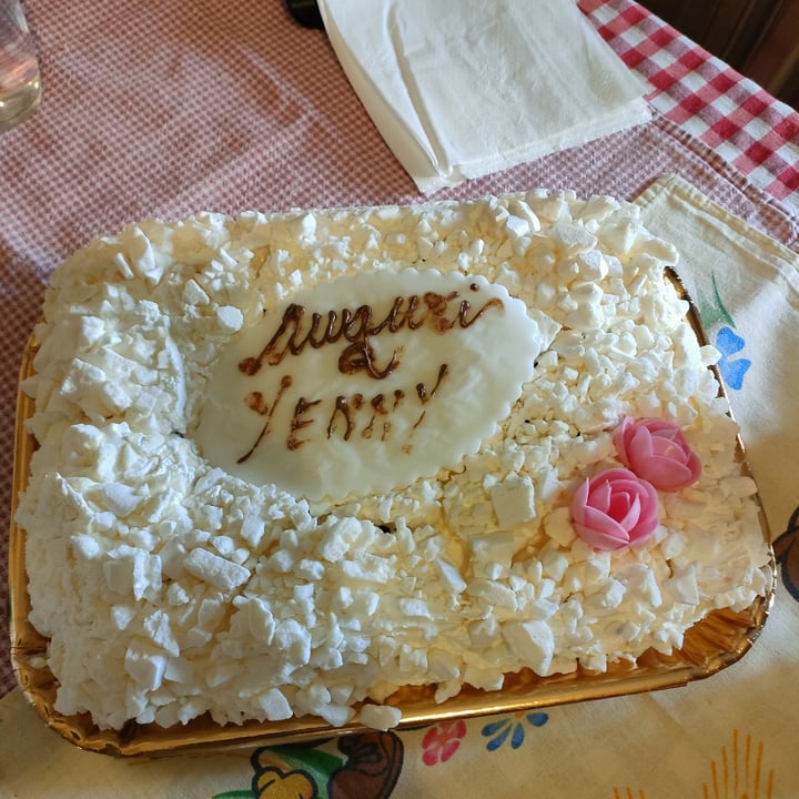 review photo of Pasticceria Caffetteria Garzoni meringata vegana con roselline di zucchero shared by @nicolettabs on 10 Oct 2022 - review