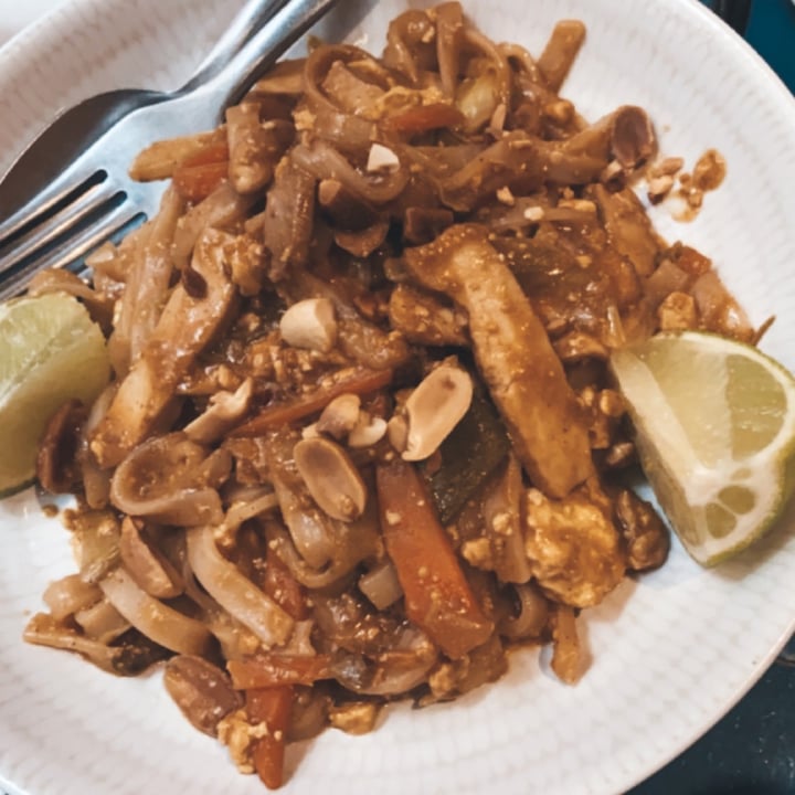 photo of Vega Pad Thai con fideos de arroz, tofu ahumado, salsa de coco y tamarindo, cacahuetes tostados y cilantro shared by @blancavinas on  16 Nov 2020 - review