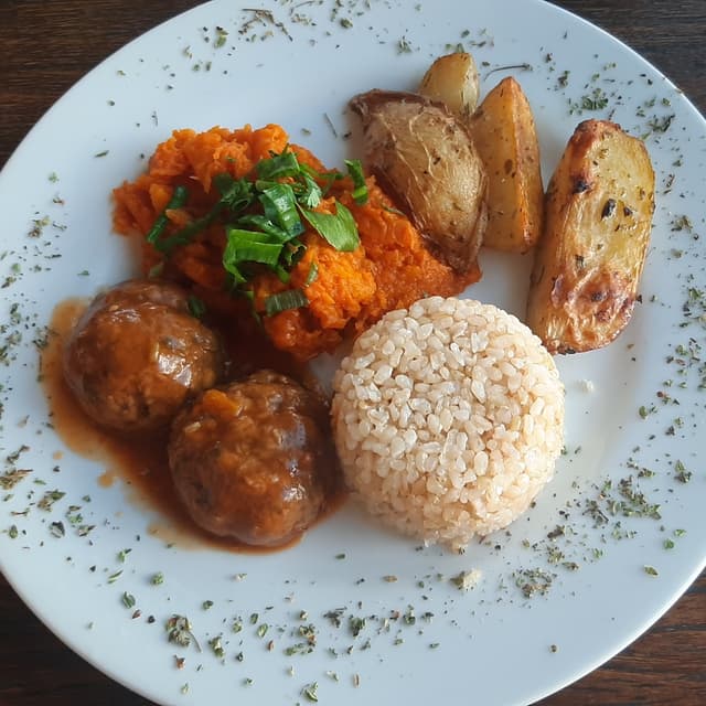 Photo of the dish “Quibebe De Abóbora, Batata Rústica,  Almôndega De Lentilha Ao Molho Sugo, Arroz Cateto Integral.”