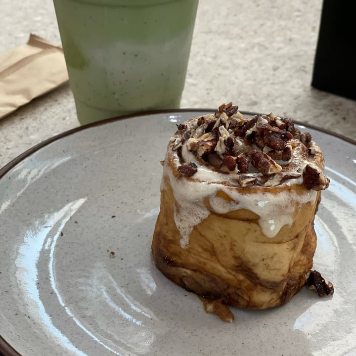 review photo of Raw Candy Cinnamon Roll shared by @passportvegan on 10 Jan 2022 - review