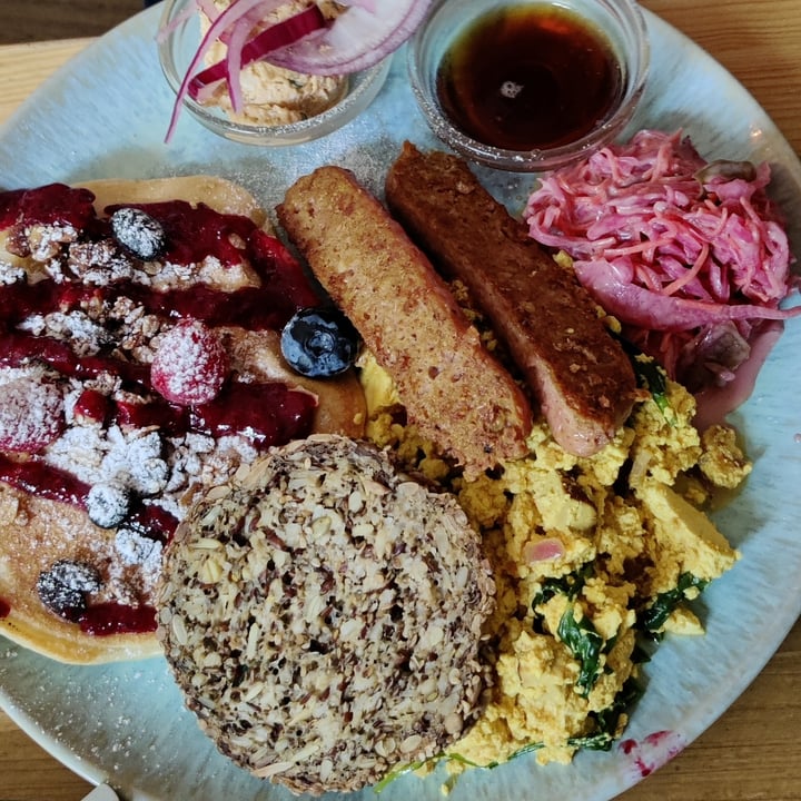 photo of Emmi's Kitchen Glockenbachviertel The ultimate breakfast shared by @els17 on  07 Aug 2022 - review