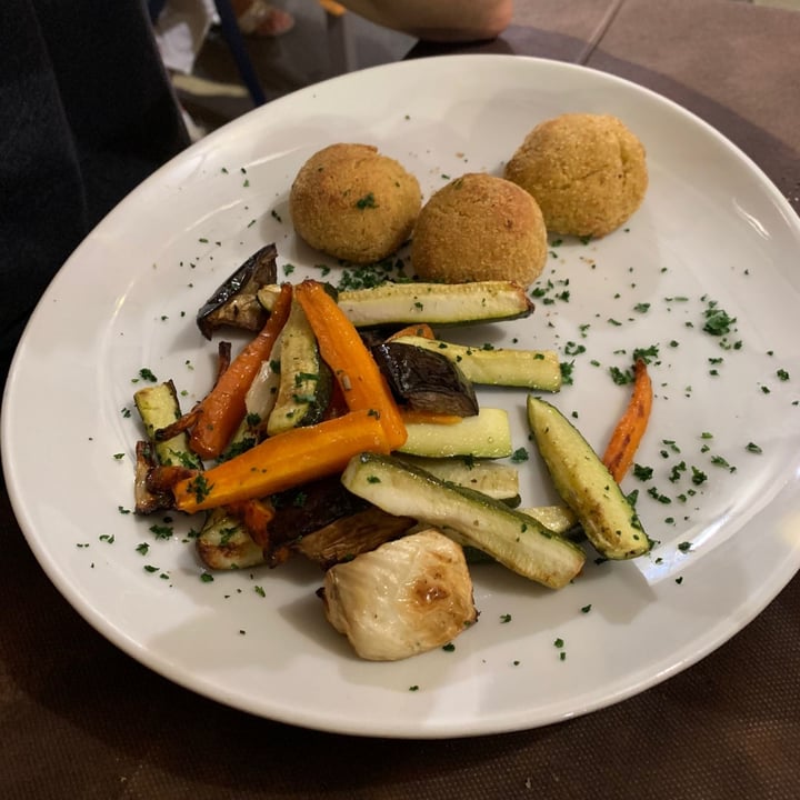 photo of Ristorante Pizzeria La Posteria - Cooking Class Viareggio - Piatti da Asporto - Cucina senza Glutine Falafel con verdure shared by @lorenzoga on  31 Aug 2021 - review