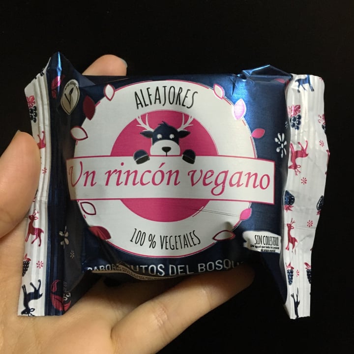 photo of Un Rincón Vegano Alfajor de Frutos del Bosque shared by @molveg on  28 Oct 2020 - review