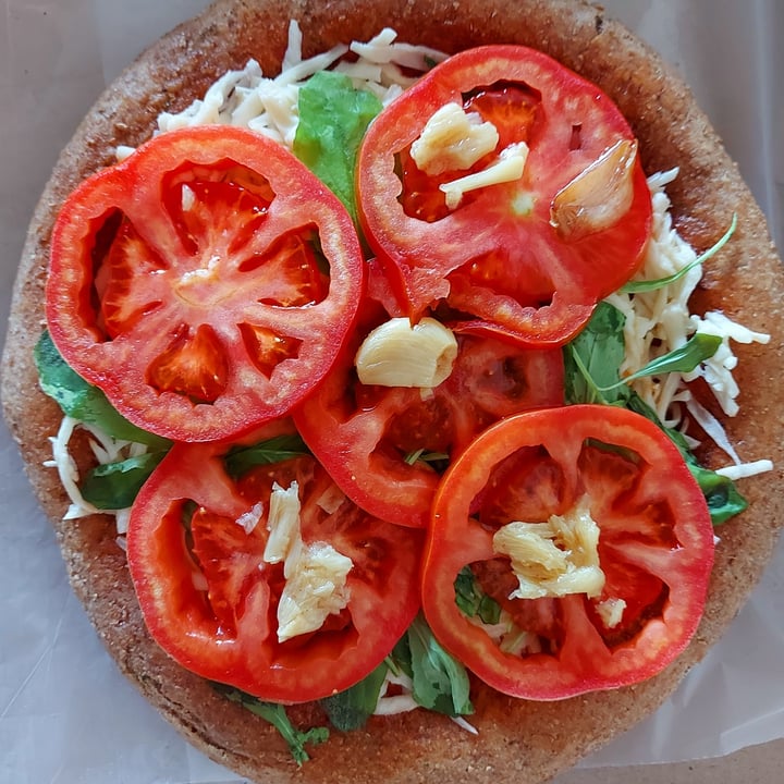 photo of Alchemy Pizza Vegana Pomodori y Rúcula shared by @veganbandit on  07 Jun 2021 - review