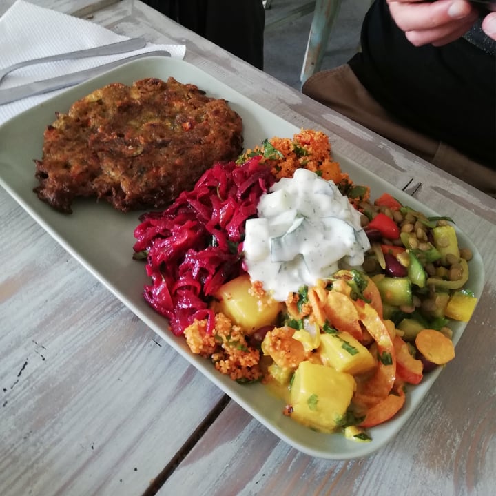 photo of Kiez Vegan Gemüsepuffer mit 4 Salaten shared by @mareikeks on  26 May 2022 - review