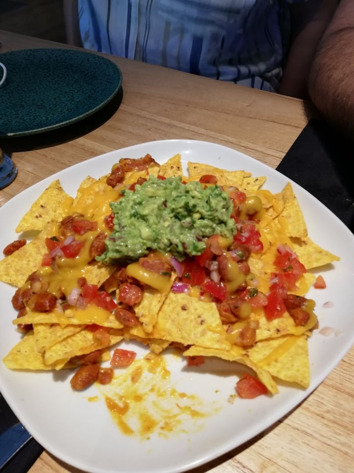 photo of Restaurante Alive Nachos con cheddar vegano y guacamole shared by @antopu86 on  05 Aug 2019 - review