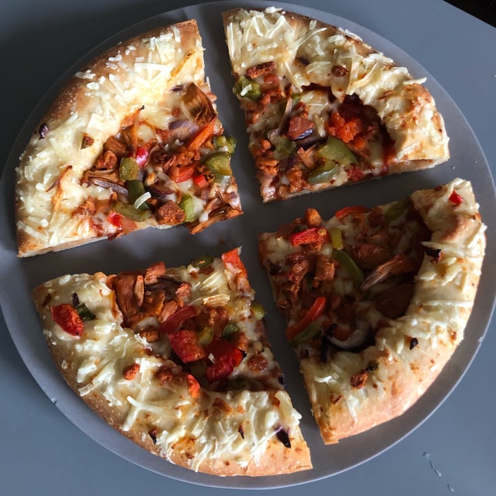 photo of Chicago Town Tomato Stuffed Crust Takeaway Sticky Bbq Jackfruit Pizza shared by @yourlocalvegan on  13 Oct 2021 - review