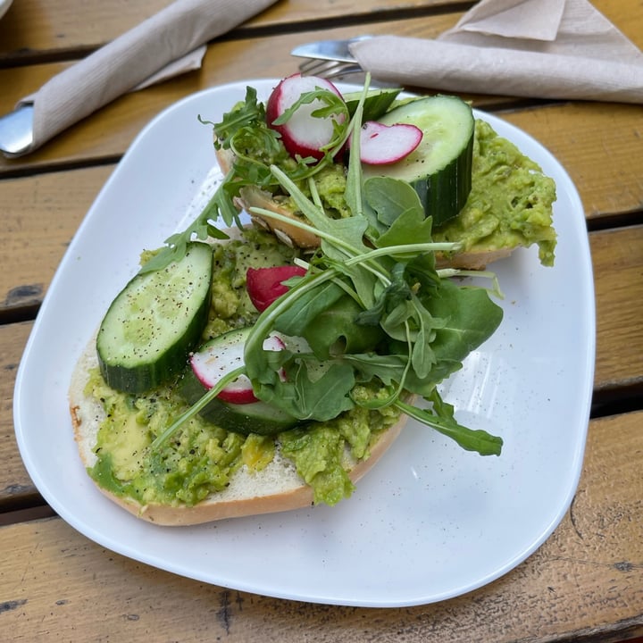 photo of cafecafe - urban eats & coffee Smashed Avocado Bagel shared by @nika- on  08 Jul 2022 - review