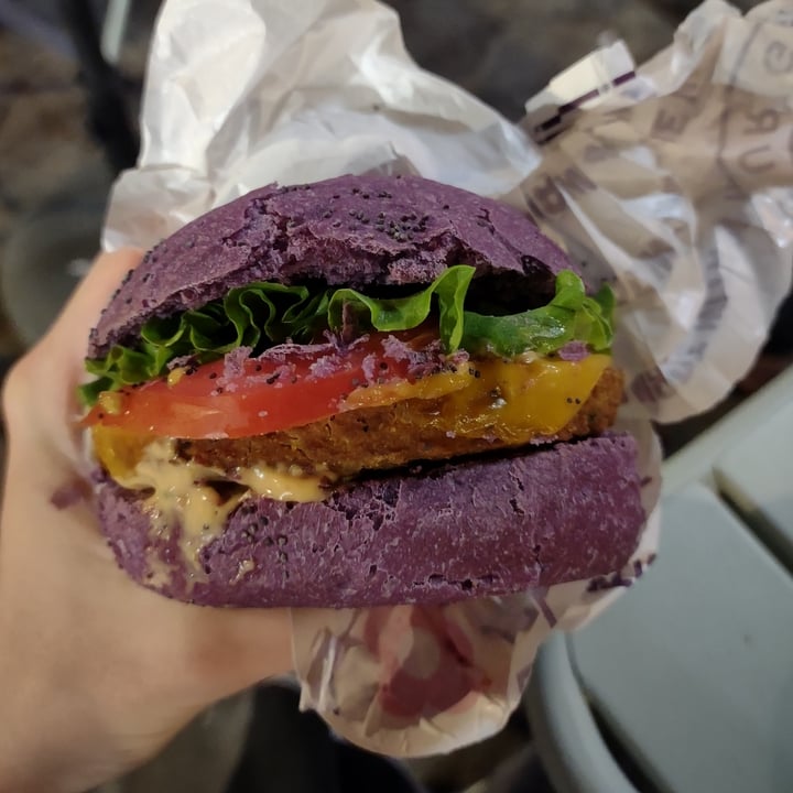 photo of Flower Burger Purple Cheesy shared by @eleonxra on  10 Sep 2022 - review