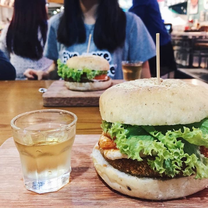 review photo of nomVnom Bistro kimchi croquette burger shared by @arinng on 30 Apr 2020 - review