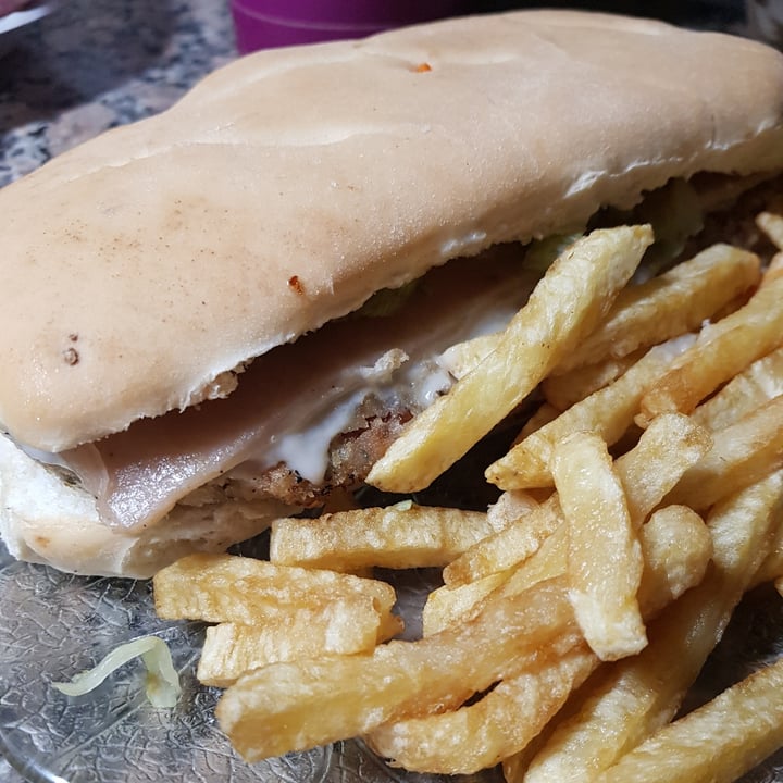 photo of Rico y Suave Sandwich de milanesa de seitan completo con papas shared by @bauciss on  01 May 2021 - review