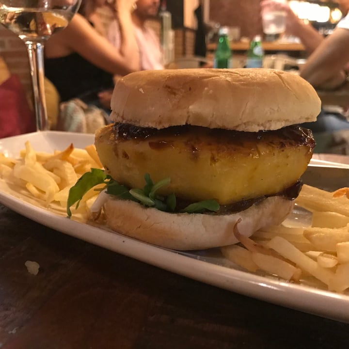 photo of Restaurante Lluvia Hamburguesa de piña shared by @albibus on  29 Aug 2020 - review