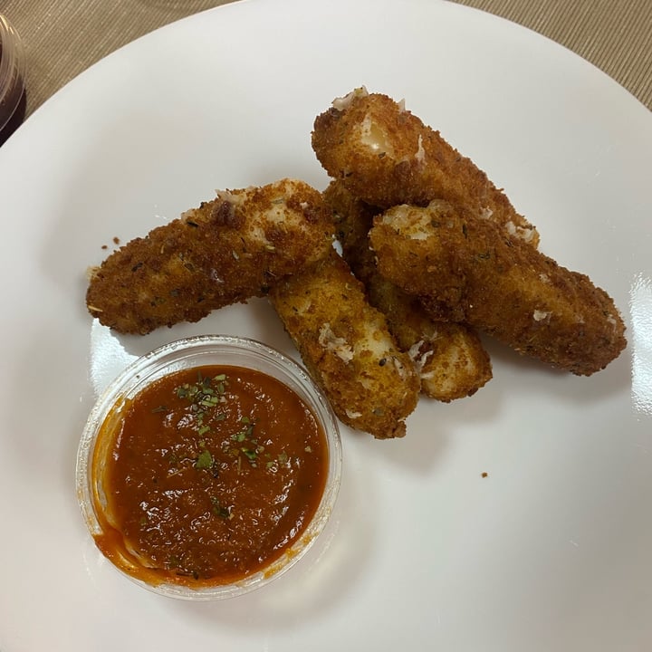 photo of Nosh Cravings Vegan Mozzarella Sticks shared by @bronwynpaige on  10 Oct 2022 - review