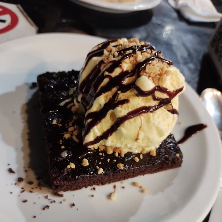 photo of Loving Hut Brownie con helado de vainilla shared by @raulodtd on  09 Feb 2021 - review