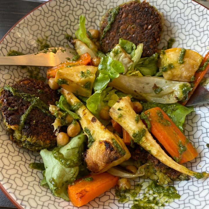review photo of Lemon Perk Herbed Falafel with Roasted Vegetables shared by @wfpbguy on 19 Apr 2022 - review