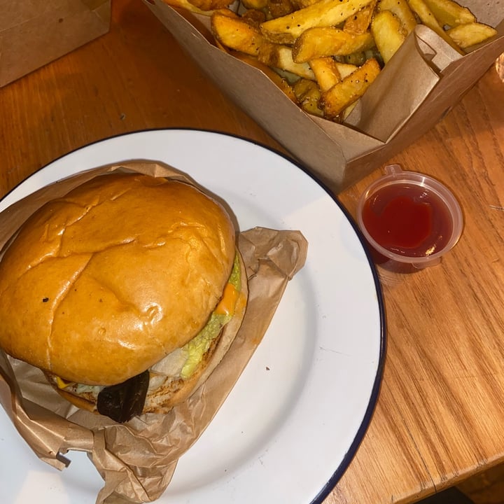 photo of The Camden Eye Beefless Chez Burger shared by @lucr3ziagalli on  05 Apr 2022 - review