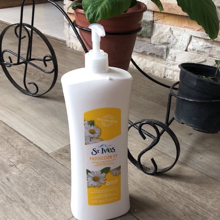 review photo of St. Ives Crema corporal con manzanilla y protector solar shared by @ojosdecempasuchil on 24 Apr 2022 - review