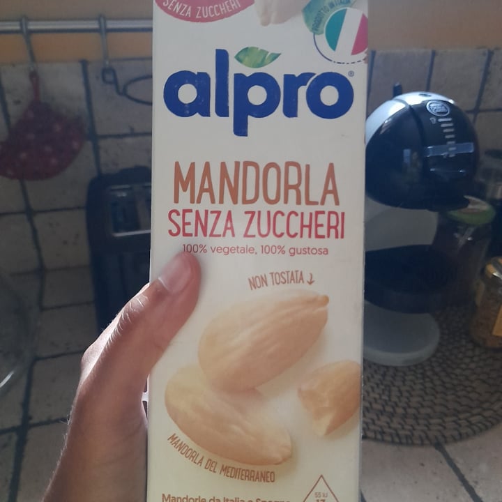 photo of Alpro latte di mandorla senza zuccheri shared by @saramonsurro on  18 Jul 2022 - review