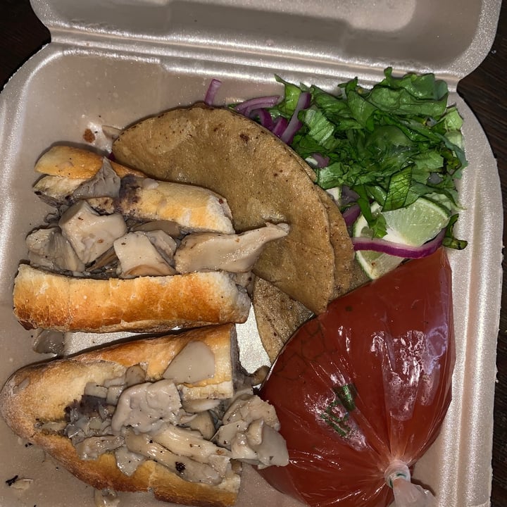 review photo of El vegano to go Torta ahogada de setas shared by @rodrigosinpaz on 20 Jan 2022 - review