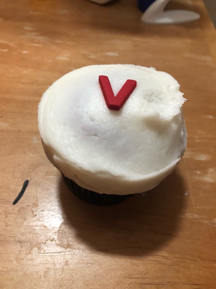review photo of Sprinkles Cupcakes Vegan Red Velvet Cupcake shared by @wharding on 15 Oct 2018 - review