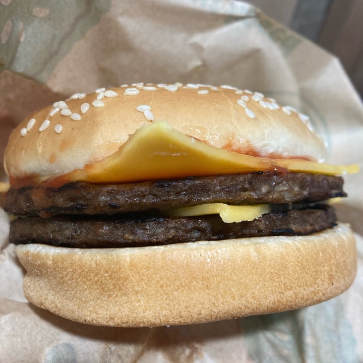 photo of Burger King Leicester Square Vegan Double Cheeseburger shared by @miyukudo on  07 Apr 2022 - review