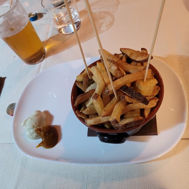 Photo of the dish “Fritto di patate e falafel con salse”