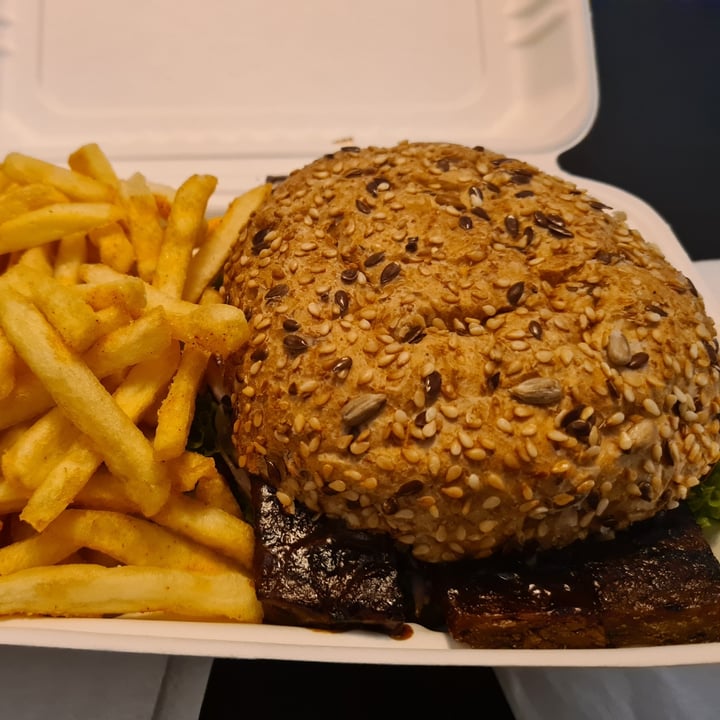 photo of The Fussy Vegan Seitan Rib Burger shared by @veronicagroen on  17 Jun 2022 - review