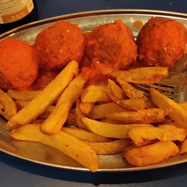 photo of B13 bar Albóndigas en salsa con patatas shared by @rosemarinum on  21 Aug 2022 - review