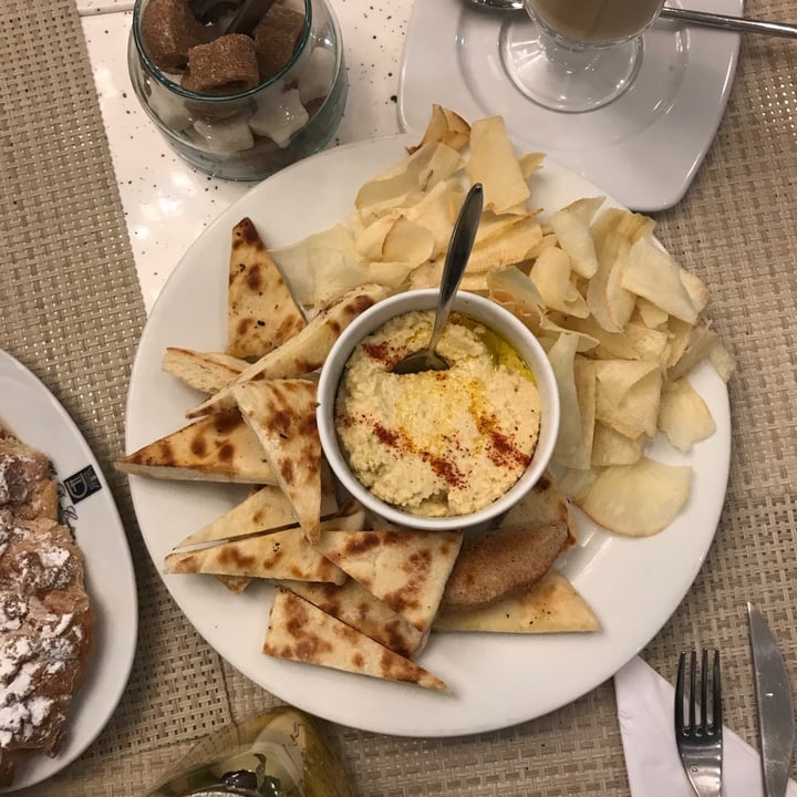 review photo of Café Europa Dip de Hummus shared by @sabinefalconi on 17 May 2020 - review