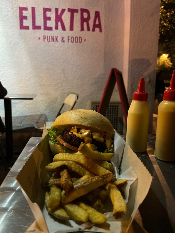 review photo of Elektra Punk & Food Hamburguesa Vegana de Quinua, garbanzo y zanahoria. shared by @paoveggie on 08 Mar 2020 - review