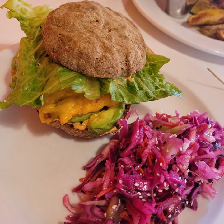 photo of Lettuce Love Cafe California burger shared by @canadianmishwah on  21 Apr 2022 - review