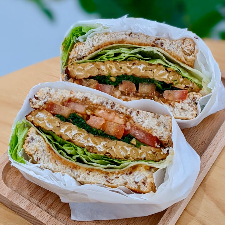 photo of Lilac Oak Peanut tempeh sandwich shared by @xinru-t on  12 Apr 2022 - review