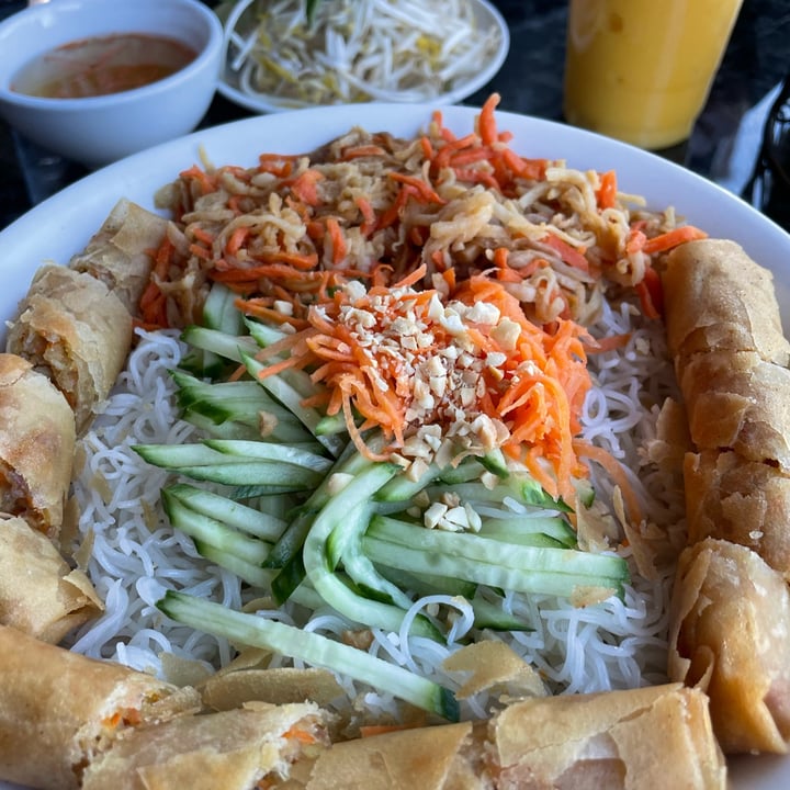 review photo of Spring Vietnamese Cuisine Vegetarian Noodle Rice Bowl shared by @beckislovesyou on 08 Jun 2022 - review