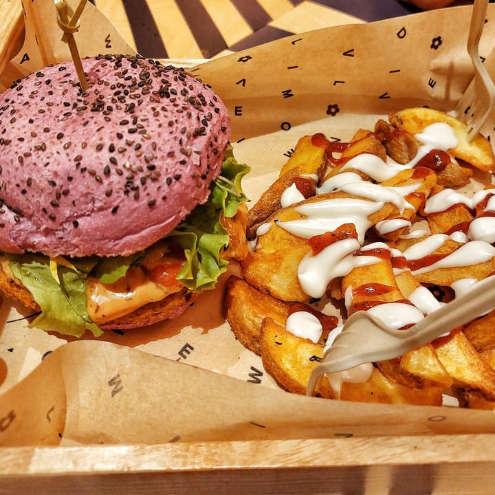 photo of Flower Burger cherry bomb shared by @pugliavegan on  10 Jul 2022 - review